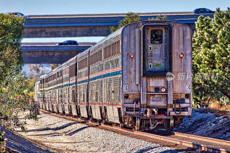 美国铁路公司GE Genesis P42DC柴油机车驱动的美国铁路公司海岸星光列车